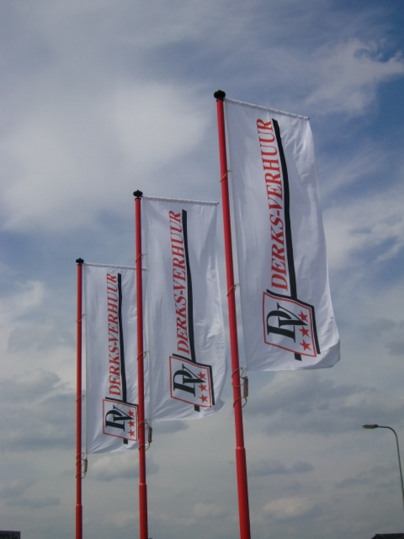 Juni 2008, pas geverfde vlaggenmasten met nieuwe vlaggen.