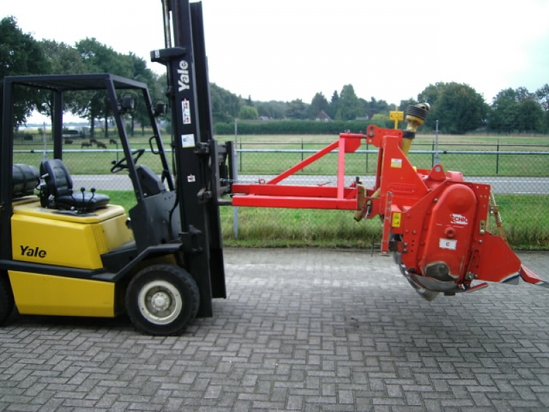 Actiefoto: werktuigdrager aan heftruc.