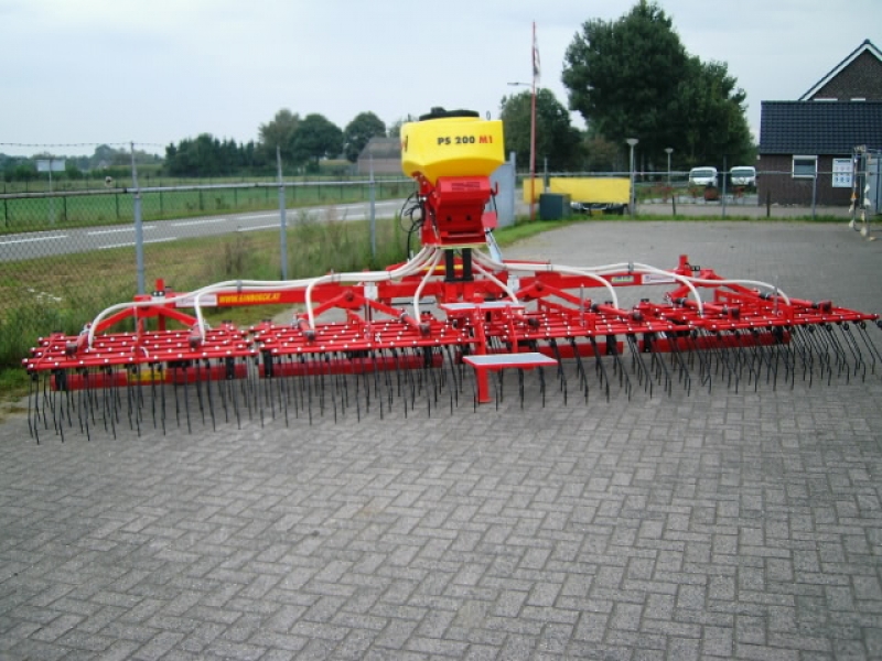 De weidebeluchter met opgebouwde zaai-unit.